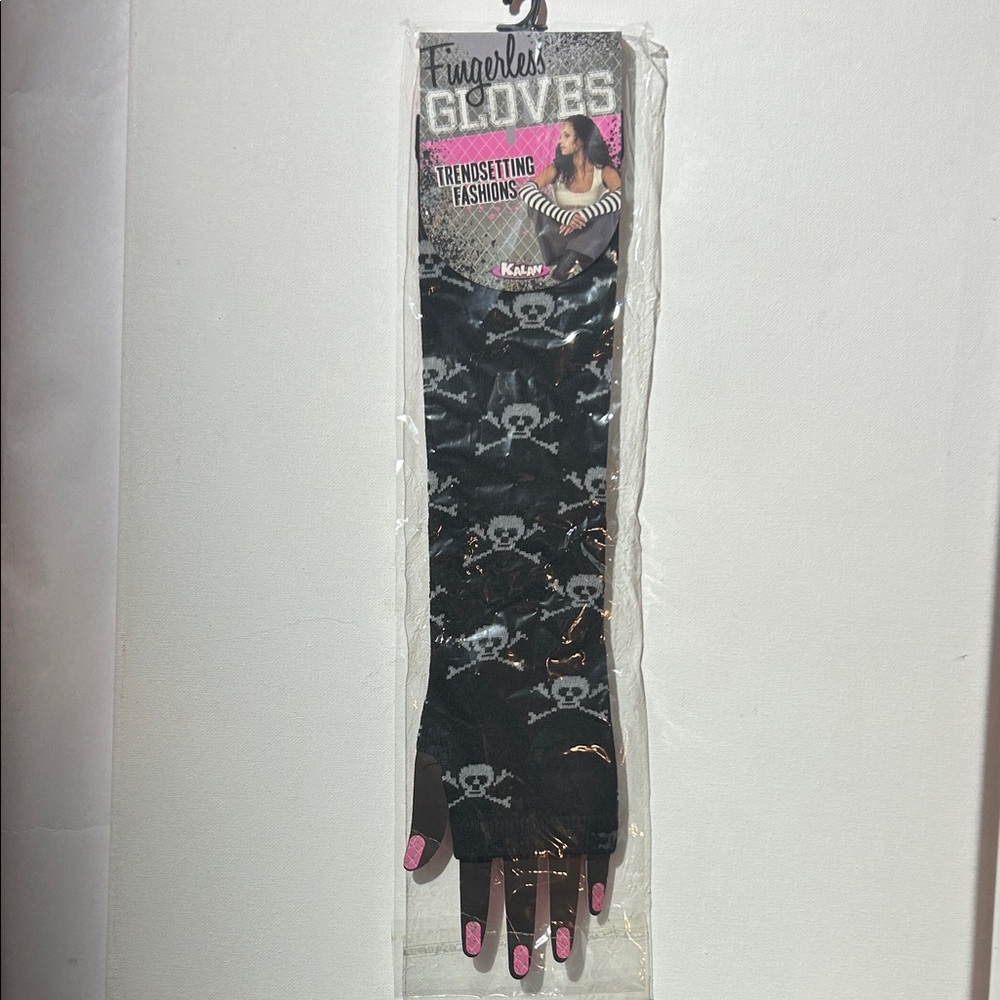 Kalan - Black Fingerless Gloves with Skull & Crossbones Design
